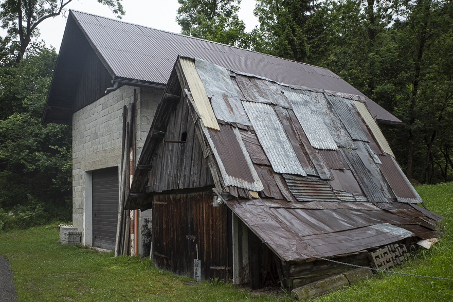 Verfallener Stadel am Wegesrand